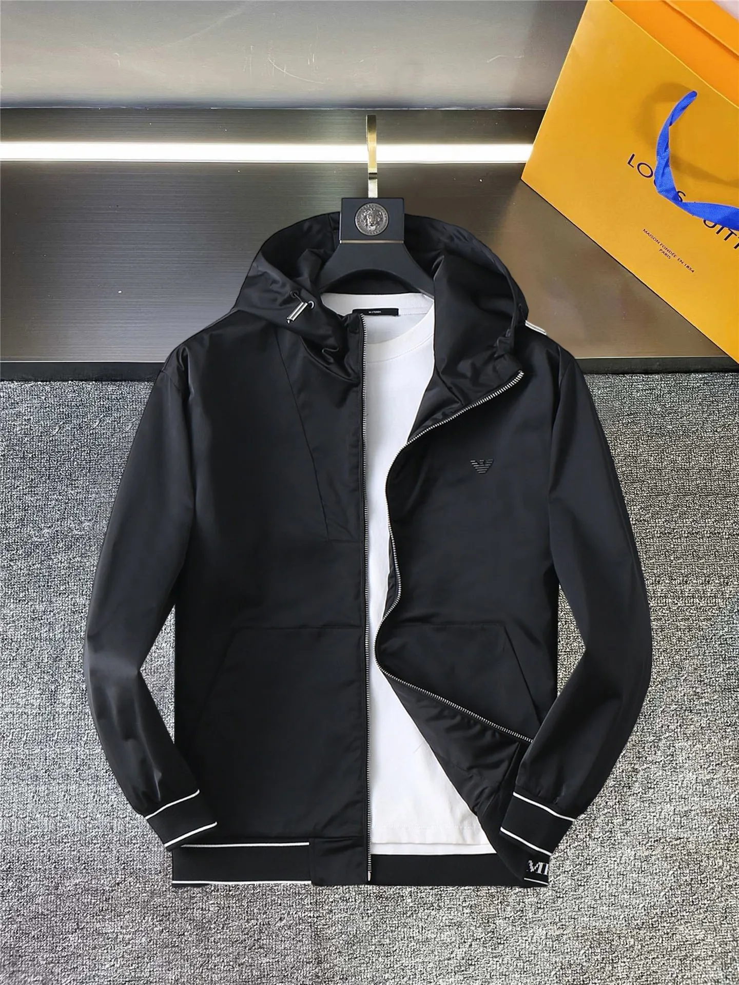 Armani official website Same Style, complete with three labels, on sale in advance. 2026 Autumn and Winter New Arrival men's jacket, Original with complete three labels, Premium version. Custom-made fabrics at the counter. Breathable, high comfort, impeccable details, brand element design concept, reflecting high quality. It feels delicate and soft, presents a casual cut, and has a great upper body shape. Sizes: M～3XL,